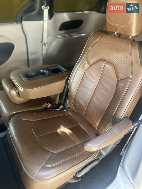 Мінівен Chrysler Pacifica 2016 в Вінниці