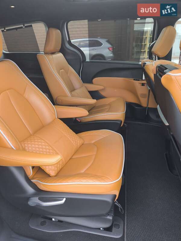 Мінівен Chrysler Pacifica 2023 в Києві