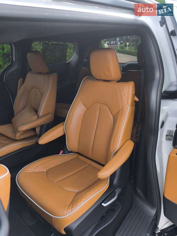 Мінівен Chrysler Pacifica 2023 в Києві