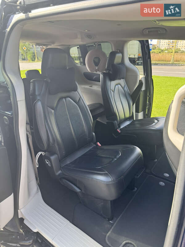 Минивэн Chrysler Pacifica 2017 в Ужгороде