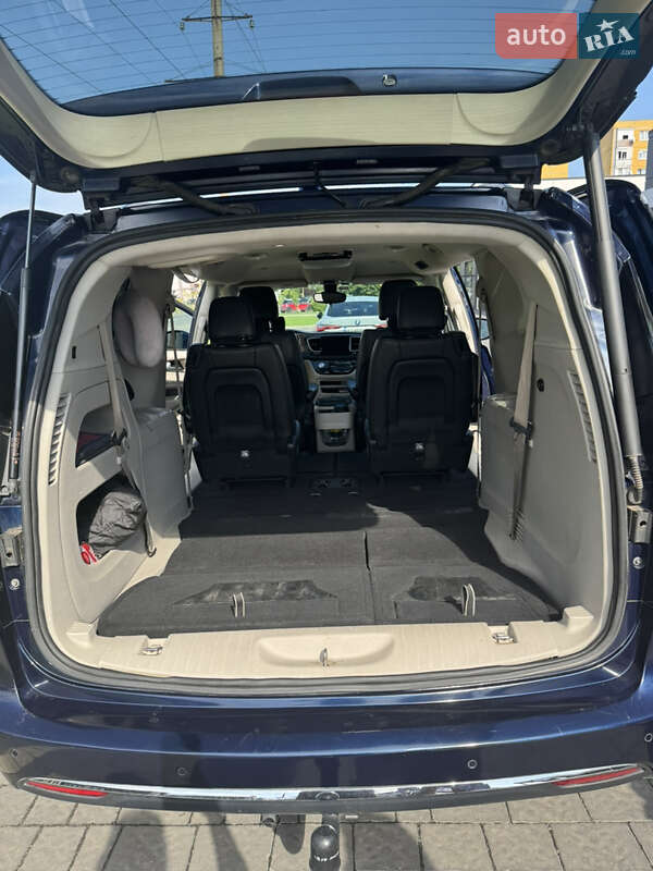 Минивэн Chrysler Pacifica 2017 в Ужгороде