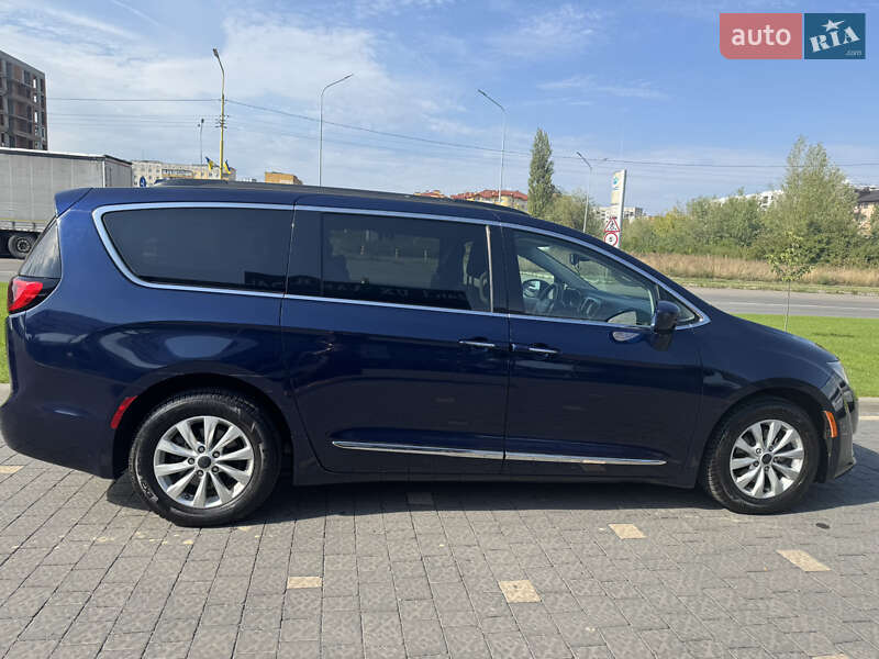 Минивэн Chrysler Pacifica 2017 в Ужгороде