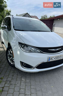 Мінівен Chrysler Pacifica 2018 в Володимирі