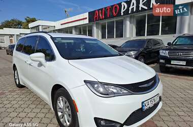 Минивэн Chrysler Pacifica 2017 в 