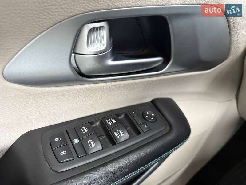 Минивэн Chrysler Pacifica 2017 в Киеве