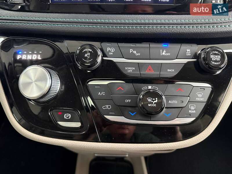Минивэн Chrysler Pacifica 2017 в Киеве