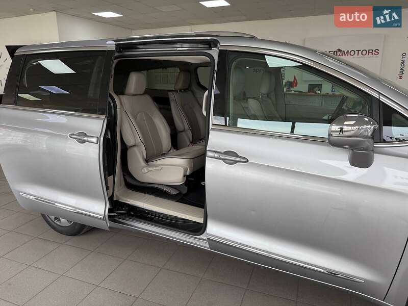 Минивэн Chrysler Pacifica 2017 в Киеве