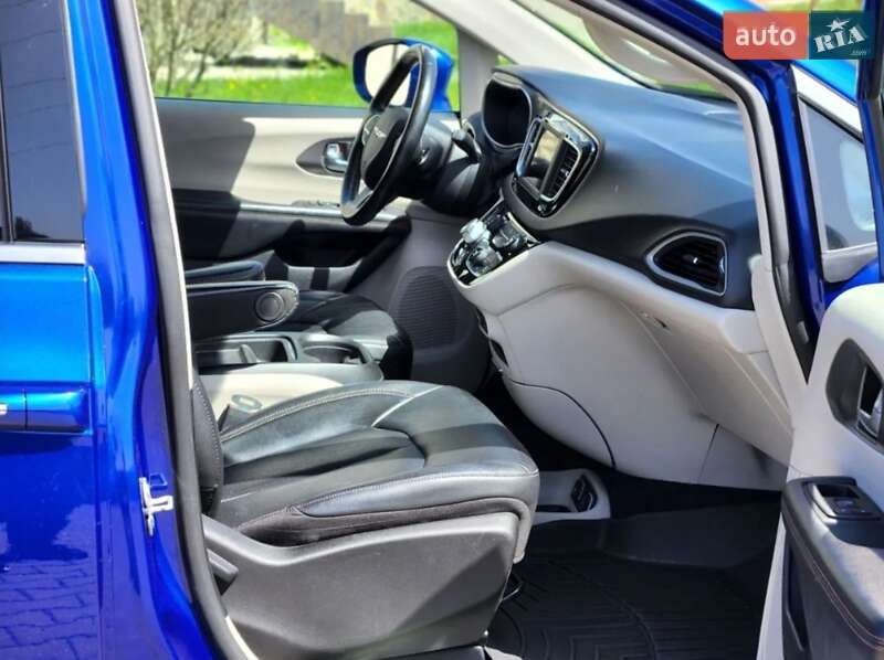 Минивэн Chrysler Pacifica 2020 в Киеве