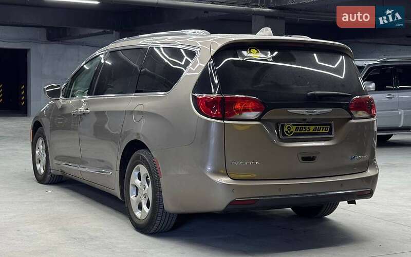 Мінівен Chrysler Pacifica 2017 в Чернівцях фото 4 Мінівен Chrysler Pacifica 2017 в Чернівцях