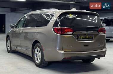 Минивэн Chrysler Pacifica 2017 в 