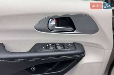 Минивэн Chrysler Pacifica 2017 в 