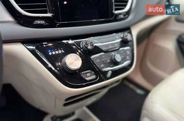 Минивэн Chrysler Pacifica 2017 в 