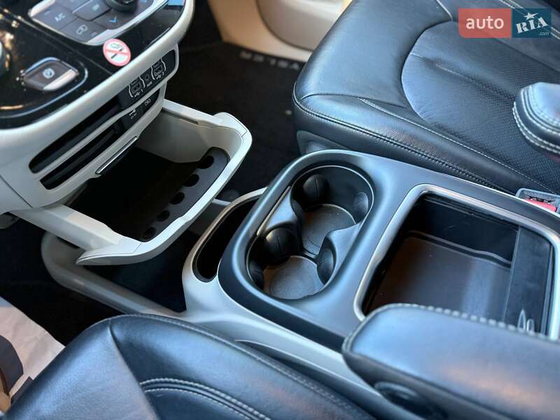 Мінівен Chrysler Pacifica 2022 в Львові