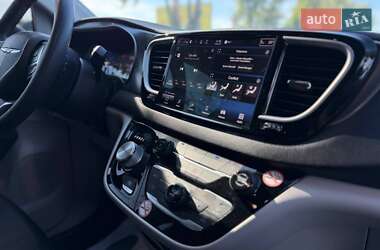 Минивэн Chrysler Pacifica 2022 в 