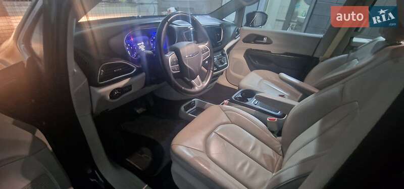 Мінівен Chrysler Pacifica 2016 в Києві