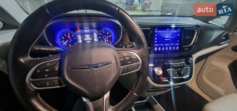 Мінівен Chrysler Pacifica 2016 в Києві