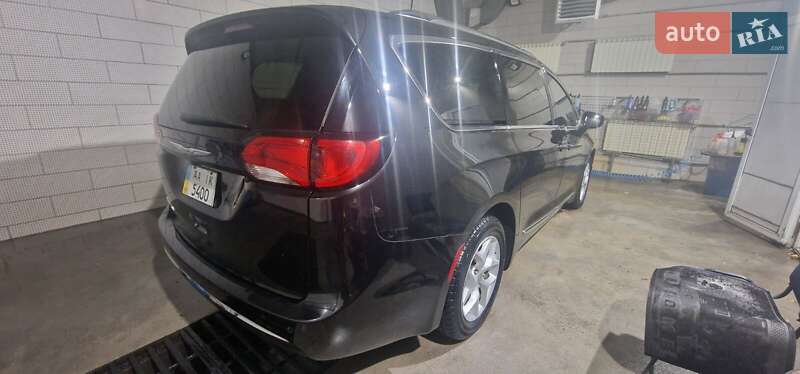 Мінівен Chrysler Pacifica 2016 в Києві