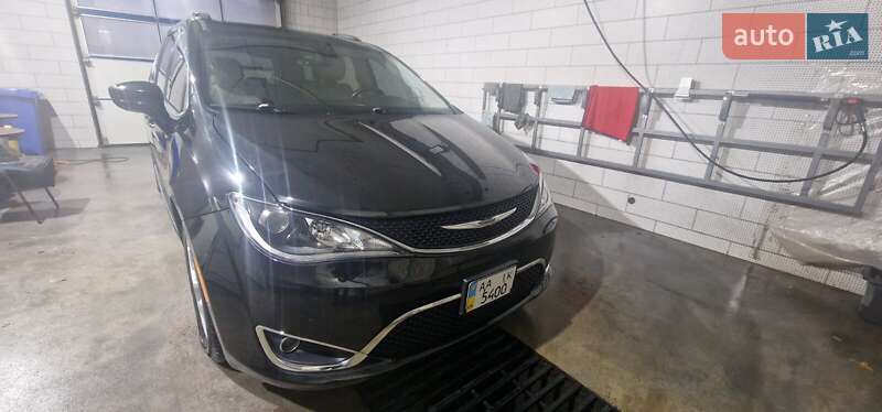 Мінівен Chrysler Pacifica 2016 в Києві