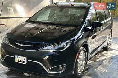 Минивэн Chrysler Pacifica 2016 в Киеве Минивэн Chrysler Pacifica 2016 в Киеве