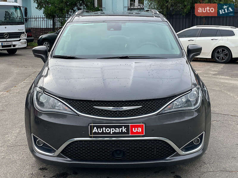 Минивэн Chrysler Pacifica 2017 в Киеве