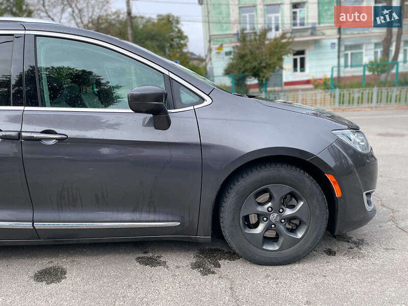 Минивэн Chrysler Pacifica 2017 в Киеве