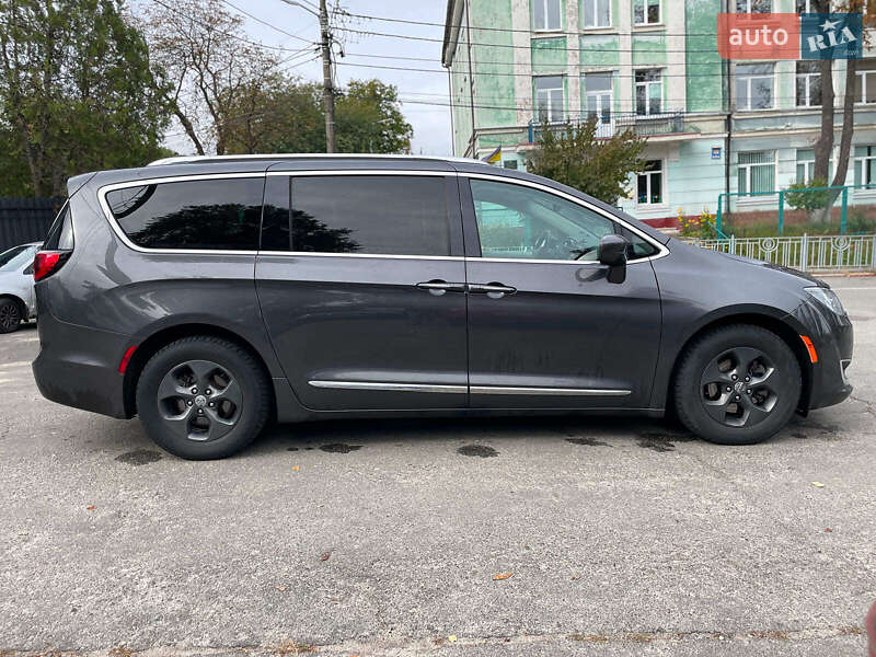 Минивэн Chrysler Pacifica 2017 в Киеве