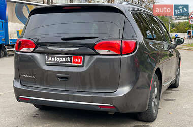Минивэн Chrysler Pacifica 2017 в 