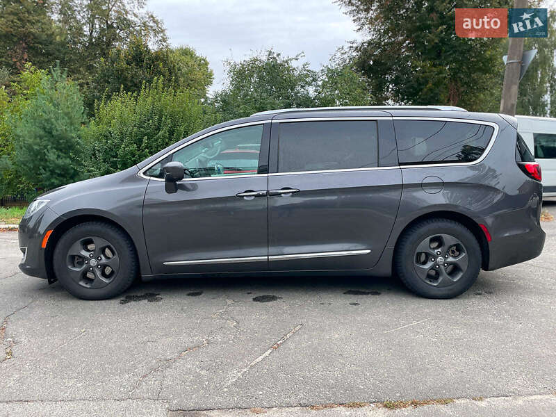 Минивэн Chrysler Pacifica 2017 в Киеве