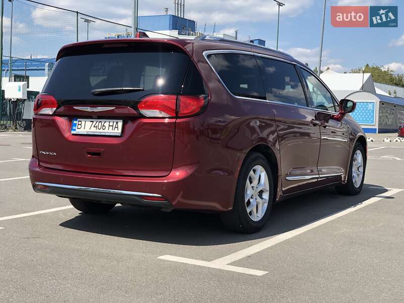 Универсал Chrysler Pacifica 2017 в Киеве