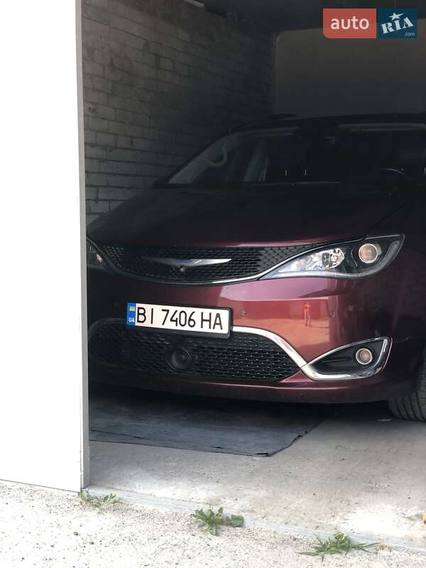 Универсал Chrysler Pacifica 2017 в Киеве