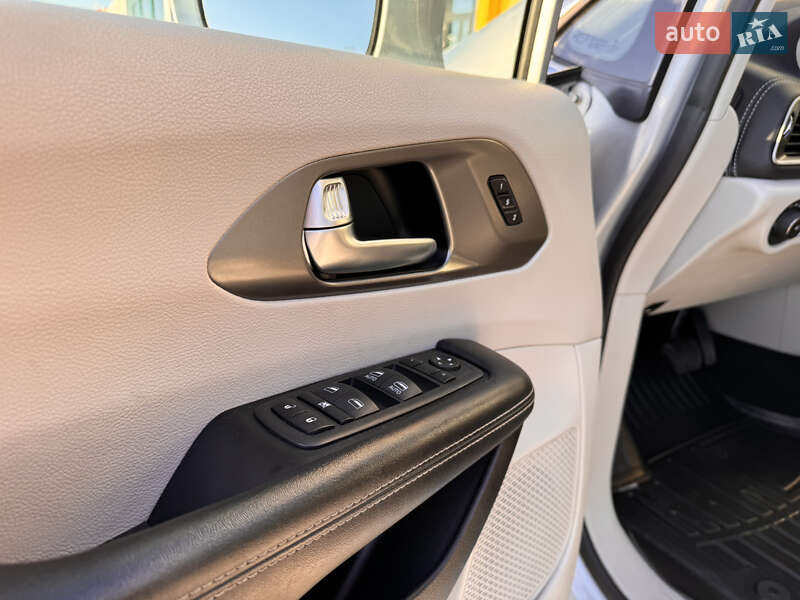 Мінівен Chrysler Pacifica 2022 в Львові