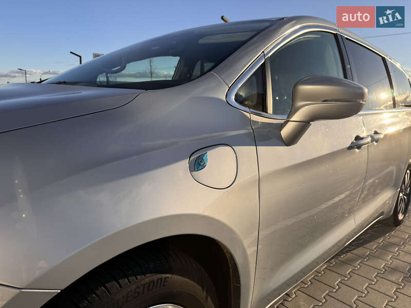 Мінівен Chrysler Pacifica 2022 в Львові