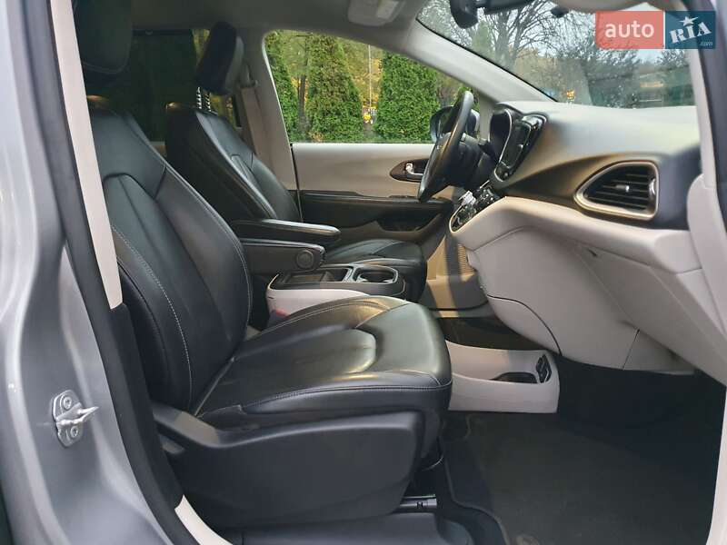 Мінівен Chrysler Pacifica 2020 в Києві