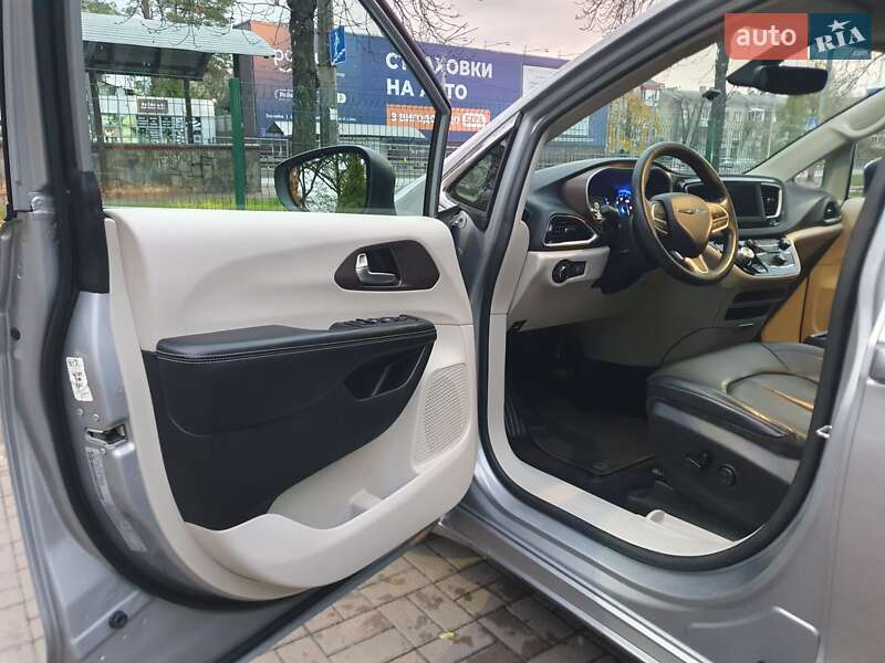 Мінівен Chrysler Pacifica 2020 в Києві