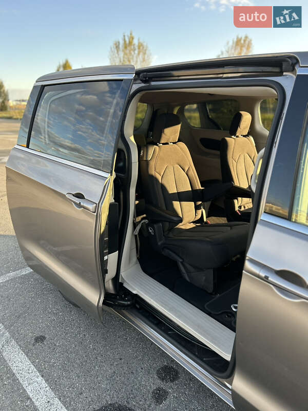 Минивэн Chrysler Pacifica 2017 в Киеве фото 7 Минивэн Chrysler Pacifica 2017 в Киеве