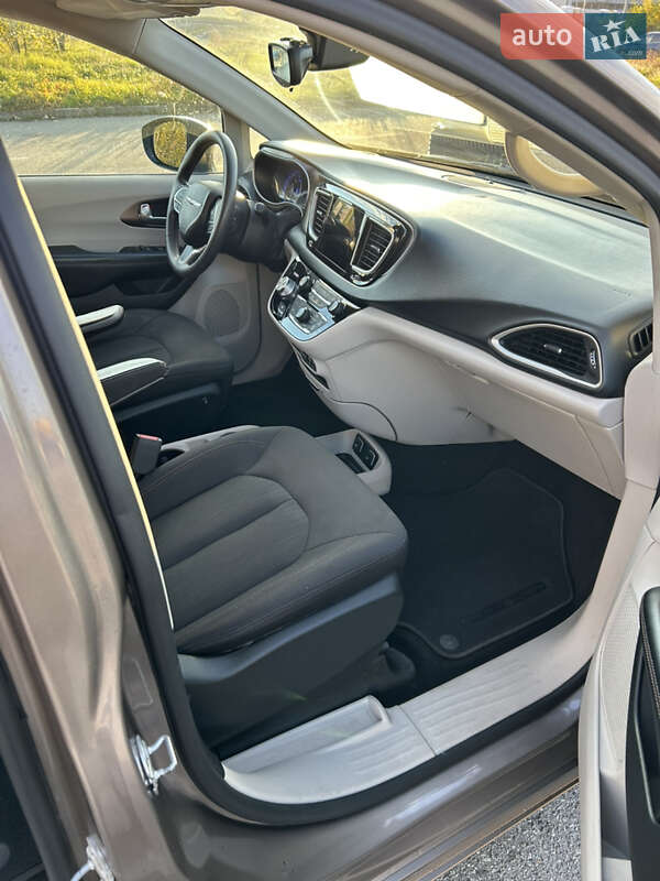 Минивэн Chrysler Pacifica 2017 в Киеве фото 9 Минивэн Chrysler Pacifica 2017 в Киеве