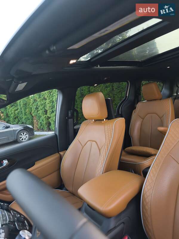 Минивэн Chrysler Pacifica 2023 в Киеве