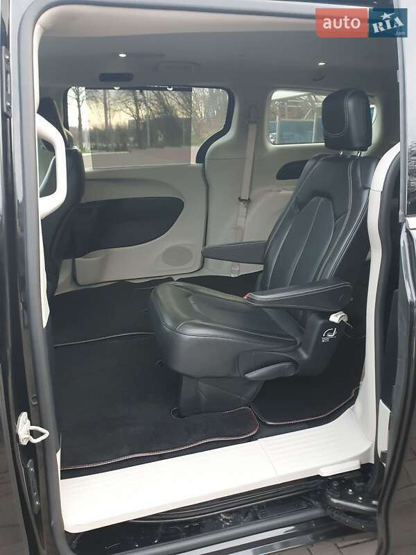 Мінівен Chrysler Pacifica 2020 в Києві