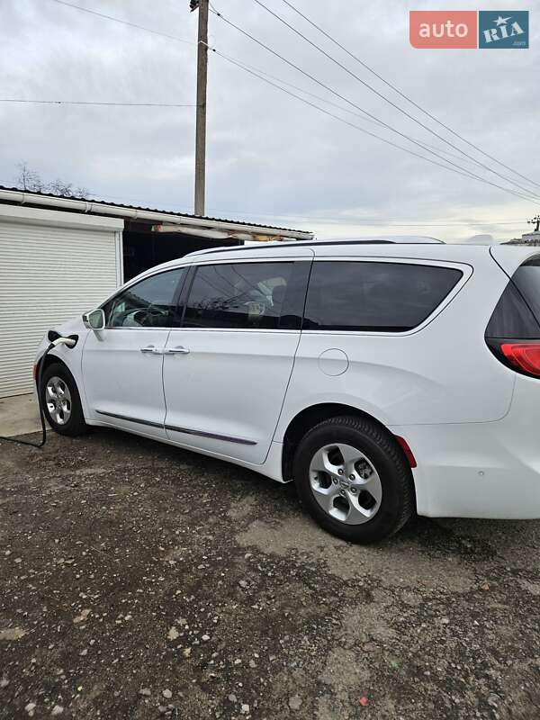 Минивэн Chrysler Pacifica 2017 в Киеве фото 6 Минивэн Chrysler Pacifica 2017 в Киеве