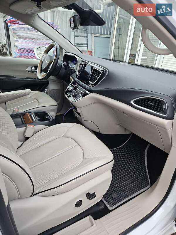 Минивэн Chrysler Pacifica 2017 в Киеве фото 7 Минивэн Chrysler Pacifica 2017 в Киеве
