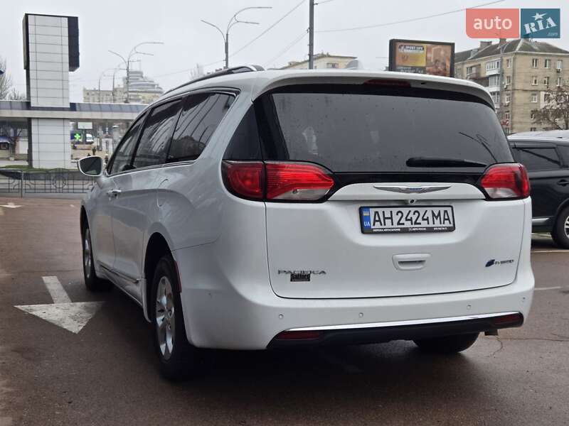 Минивэн Chrysler Pacifica 2017 в Киеве