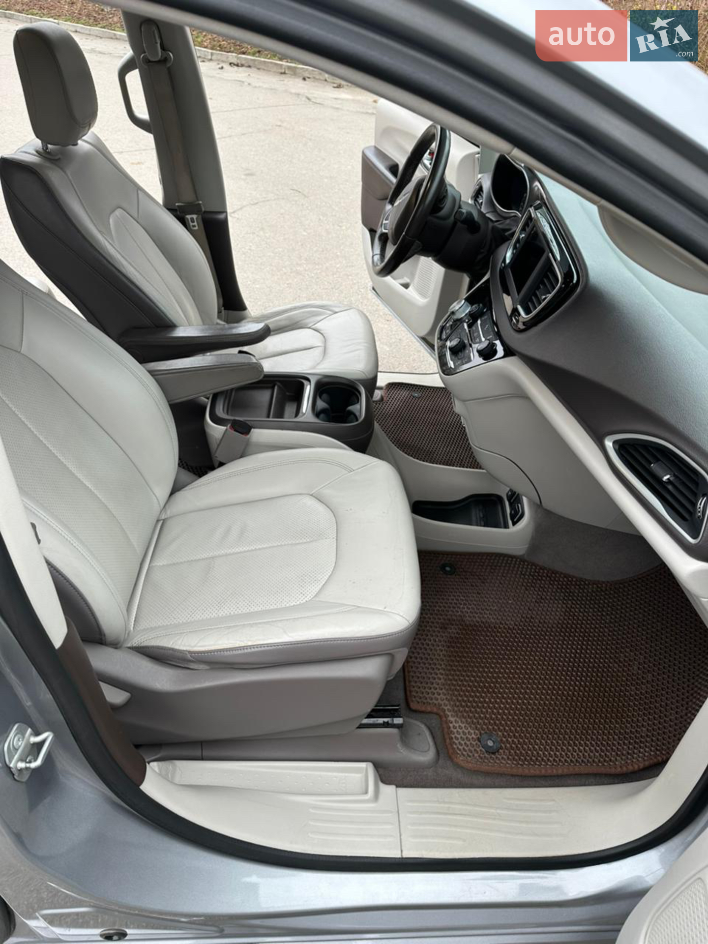 Chrysler Pacifica 2017 VIN 2C4RC1BGXJR142846 фото оголошення 8 з 13