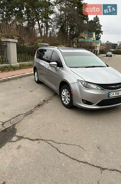 Мінівен Chrysler Pacifica 2017 в Умані
