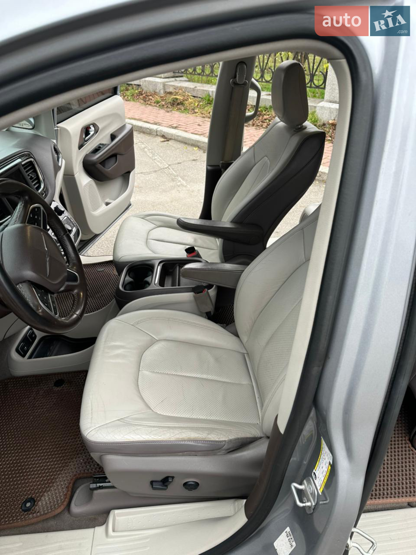 Chrysler Pacifica 2017 VIN 2C4RC1BGXJR142846 фото оголошення 9 з 13