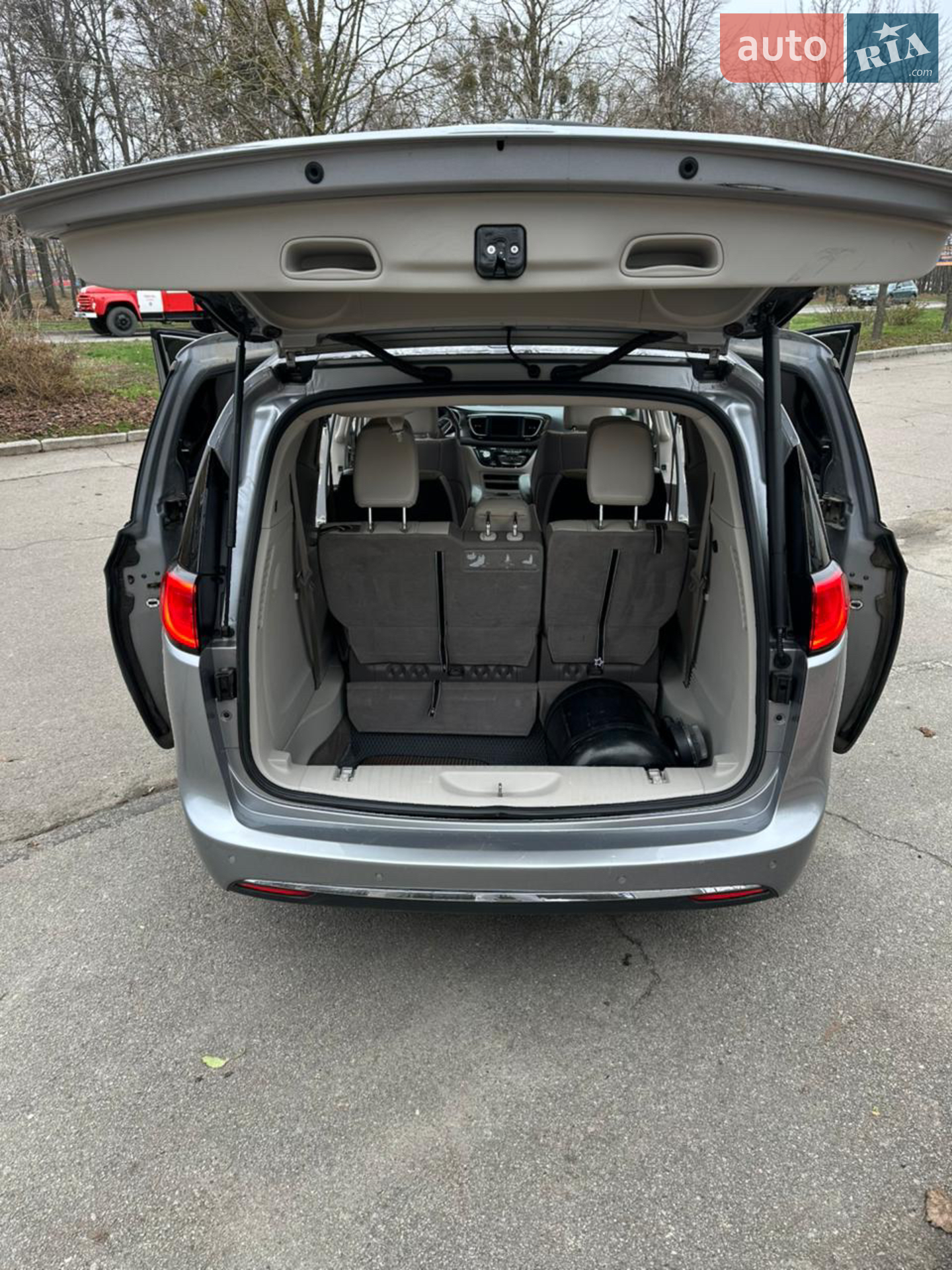 Chrysler Pacifica 2017 VIN 2C4RC1BGXJR142846 фото оголошення 11 з 13