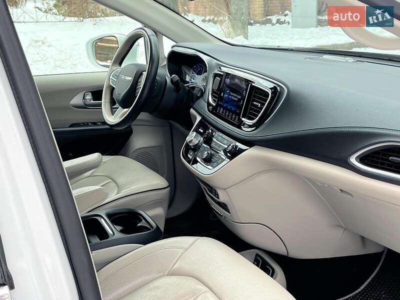 Минивэн Chrysler Pacifica 2017 в Киеве фото 40 Минивэн Chrysler Pacifica 2017 в Киеве