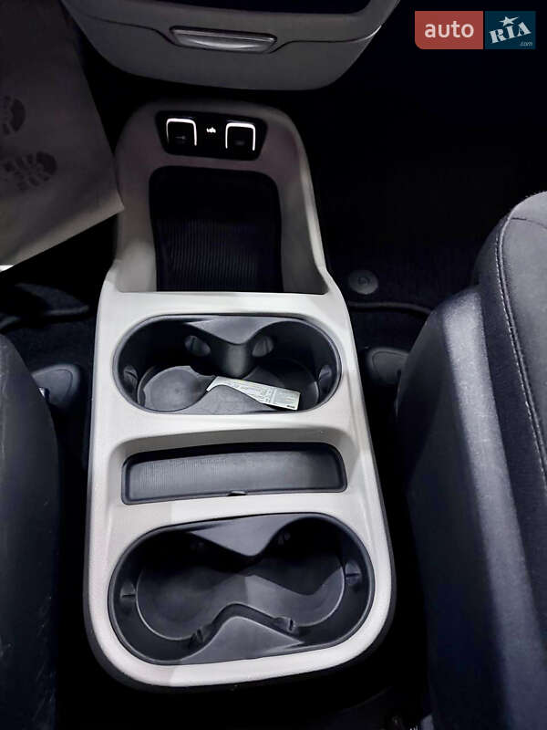 Минивэн Chrysler Pacifica 2017 в Киеве фото 23 Минивэн Chrysler Pacifica 2017 в Киеве