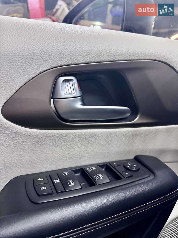 Минивэн Chrysler Pacifica 2017 в Киеве фото 25 Минивэн Chrysler Pacifica 2017 в Киеве