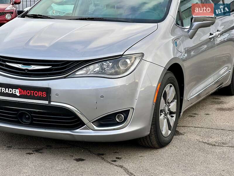 Мінівен Chrysler Pacifica 2017 в Києві