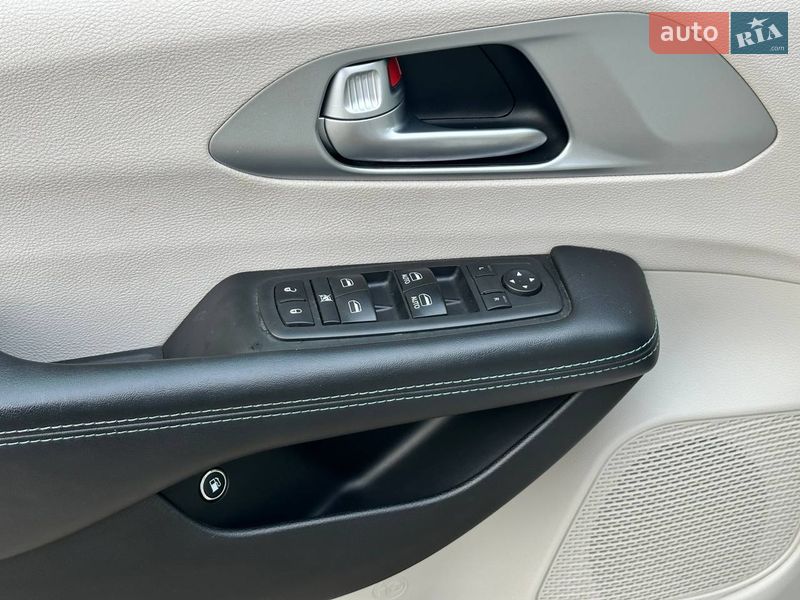 Мінівен Chrysler Pacifica 2017 в Києві